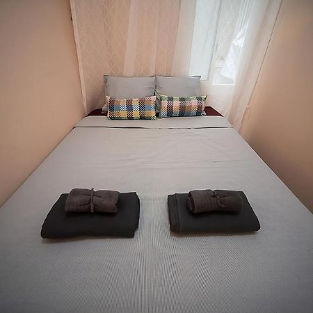 Traditional Rooms In Eixample Barcellona Esterno foto