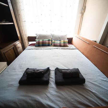 Traditional Rooms In Eixample Barcellona Esterno foto