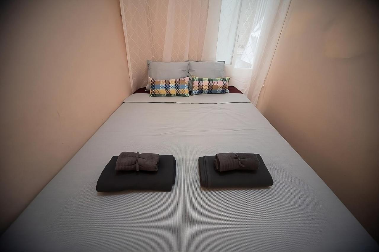 Traditional Rooms In Eixample Barcellona Esterno foto