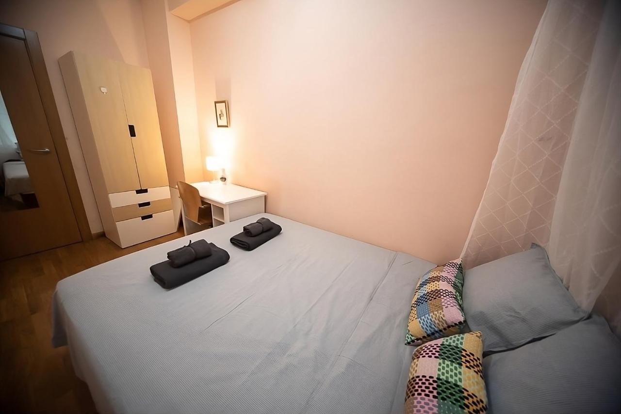 Traditional Rooms In Eixample Barcellona Esterno foto