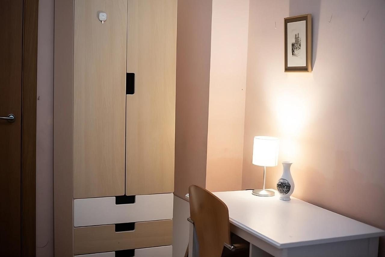 Traditional Rooms In Eixample Barcellona Esterno foto