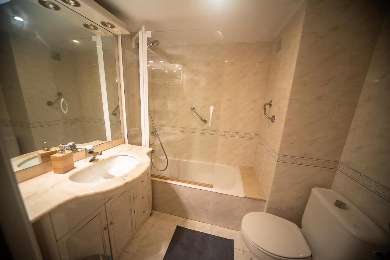 Traditional Rooms In Eixample Barcellona Esterno foto