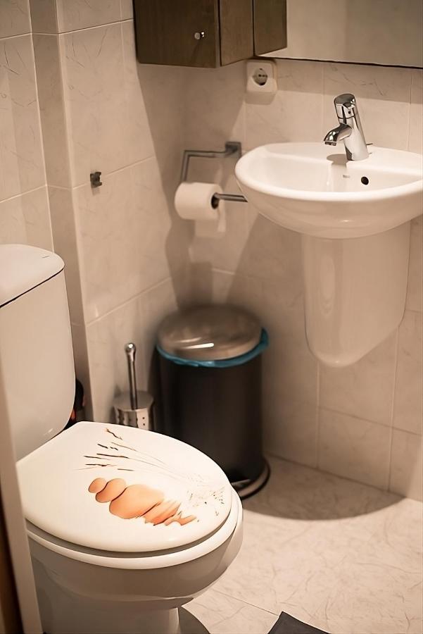Traditional Rooms In Eixample Barcellona Esterno foto