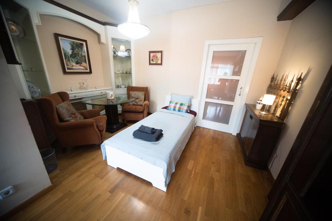 Traditional Rooms In Eixample Barcellona Esterno foto