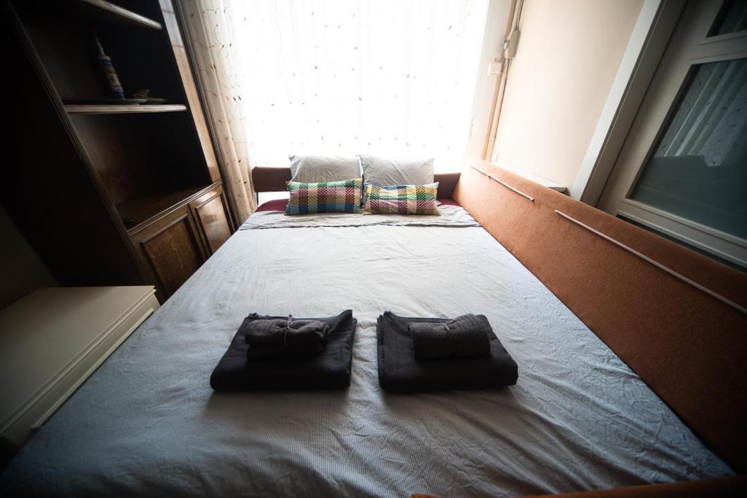 Traditional Rooms In Eixample Barcellona Esterno foto
